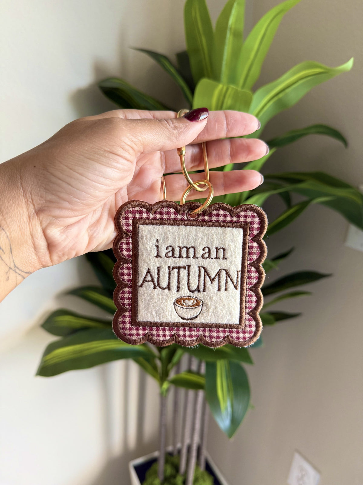 I Am an Autumn Bag Tag: “i am an AUTUMN” with a latte cup on cream, burgundy gingham scalloped border