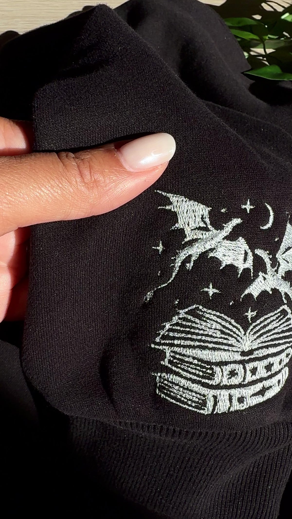 Video: close-up of the Velaris chest embroidery and bookish sleeve detail